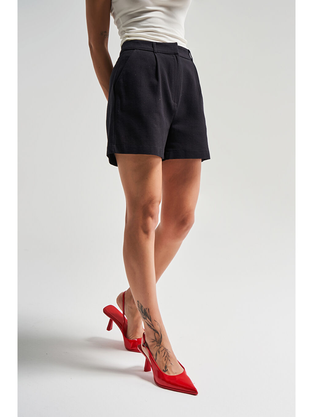 Kadın Siyah s5-1 Rahat Kesim Midi Önü Pileli Mom Fit Keten Kumaş Şort-1