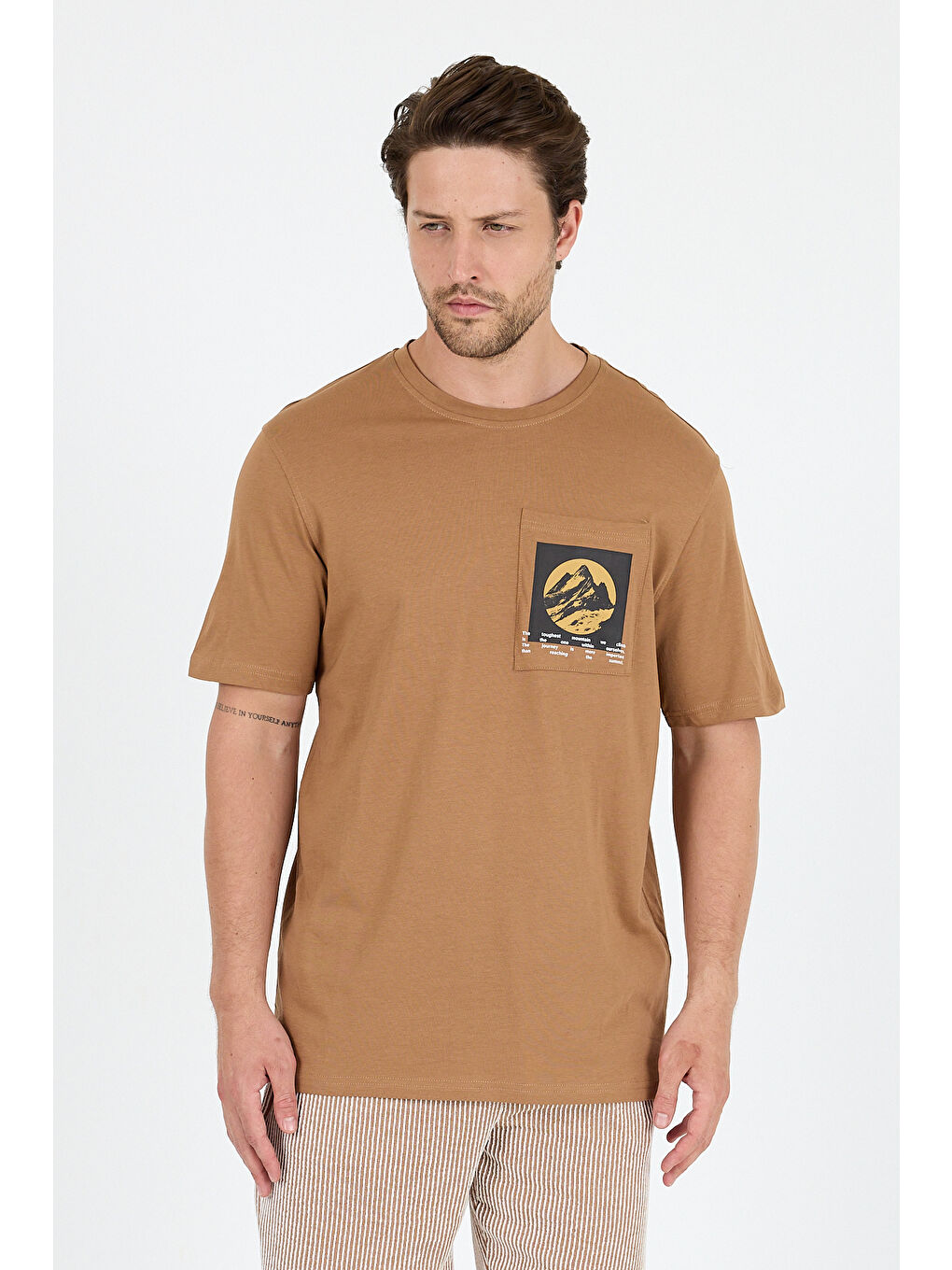 Kahverengi Erkek %100 Pamuk Cep Detaylı Baskılı Tişört – Bisiklet Yaka, Yazlık Model Erkek Tişört 0105-1
