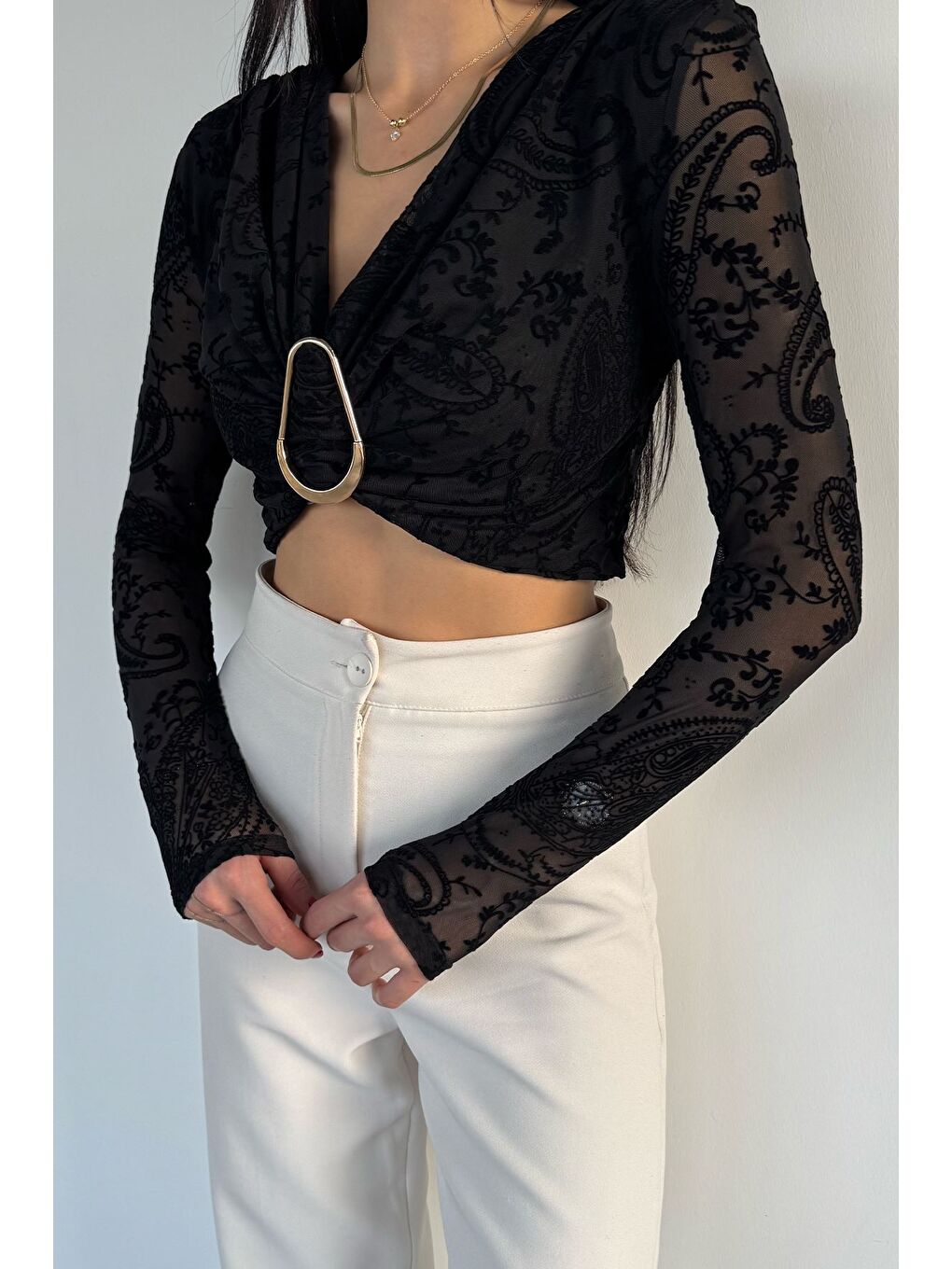 Siyah Kadın Omuz Vatkalı Ön Tokalı Crop Top Bluz