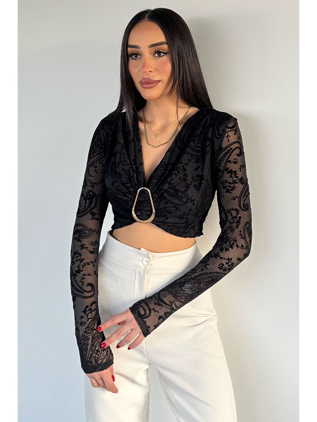 Siyah Kadın Omuz Vatkalı Ön Tokalı Crop Top Bluz-1