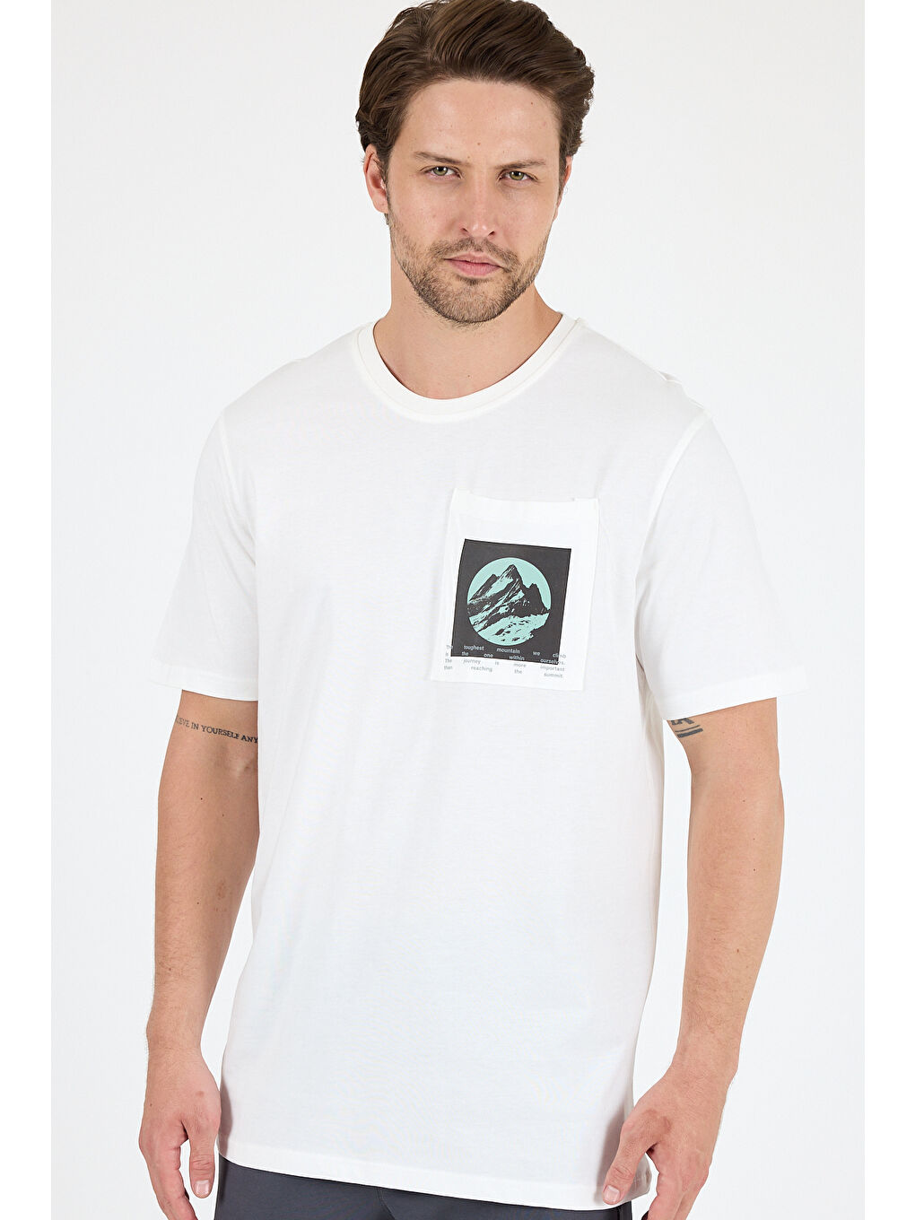 Ekru Erkek %100 Pamuk Cep Detaylı Baskılı Tişört – Bisiklet Yaka, Yazlık Model Erkek Tişört 0105-1