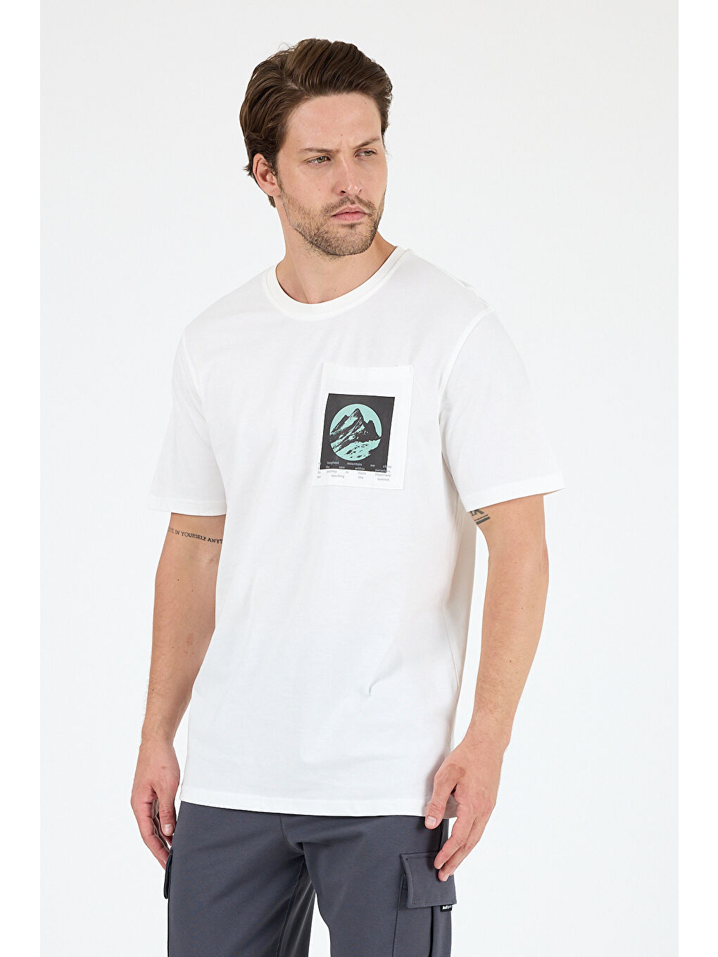 Ekru Erkek %100 Pamuk Cep Detaylı Baskılı Tişört – Bisiklet Yaka, Yazlık Model Erkek Tişört 0105-2