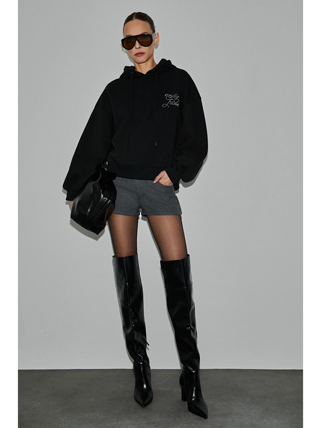 Asterelle Kadın Pamuklu İçi Polarlı Oversize Kapüşonlu Sırtcı Patch Detaylı Siyah Sweatshirt