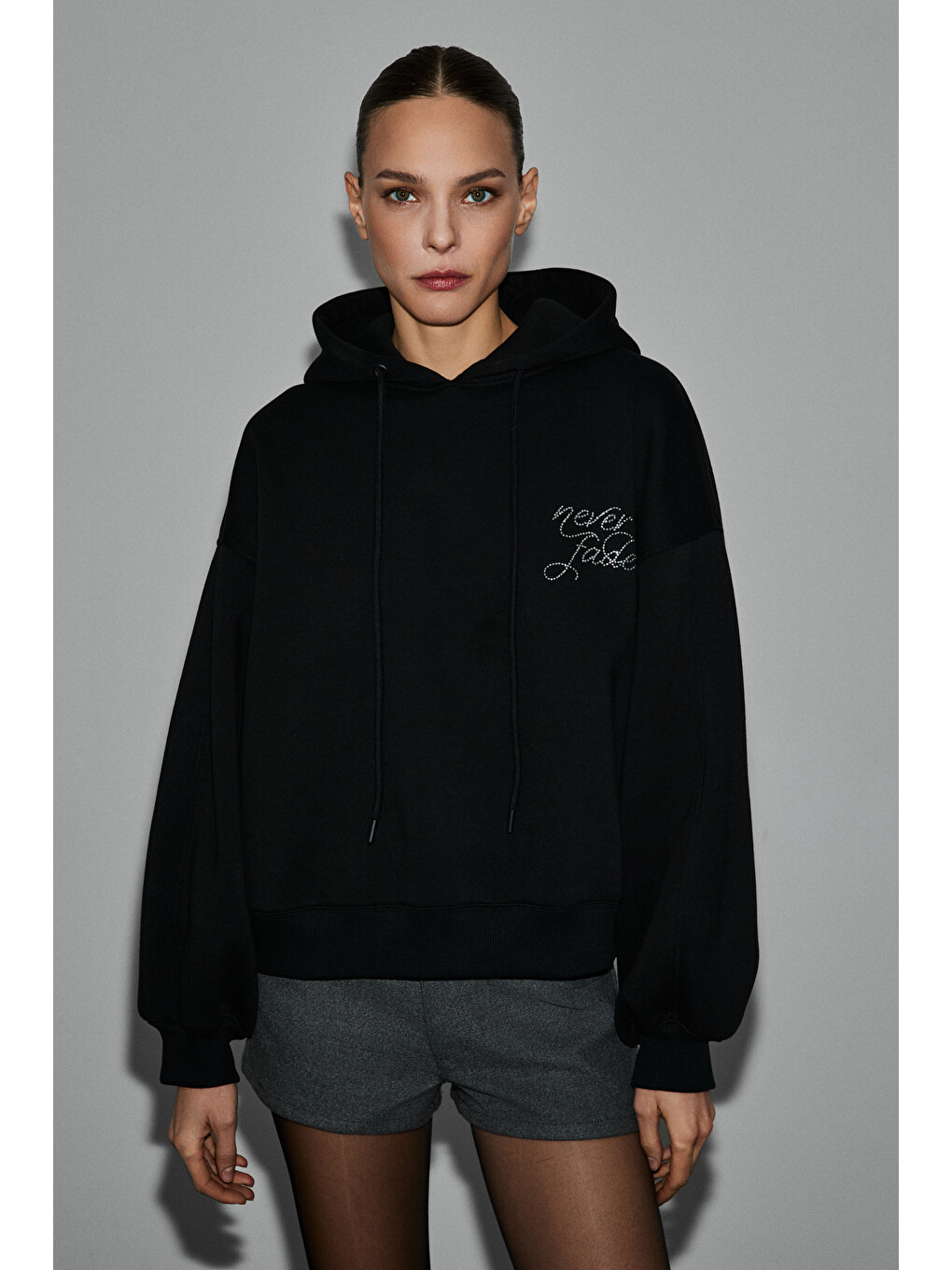 Asterelle Kadın Pamuklu İçi Polarlı Oversize Kapüşonlu Sırtcı Patch Detaylı Siyah Sweatshirt-1