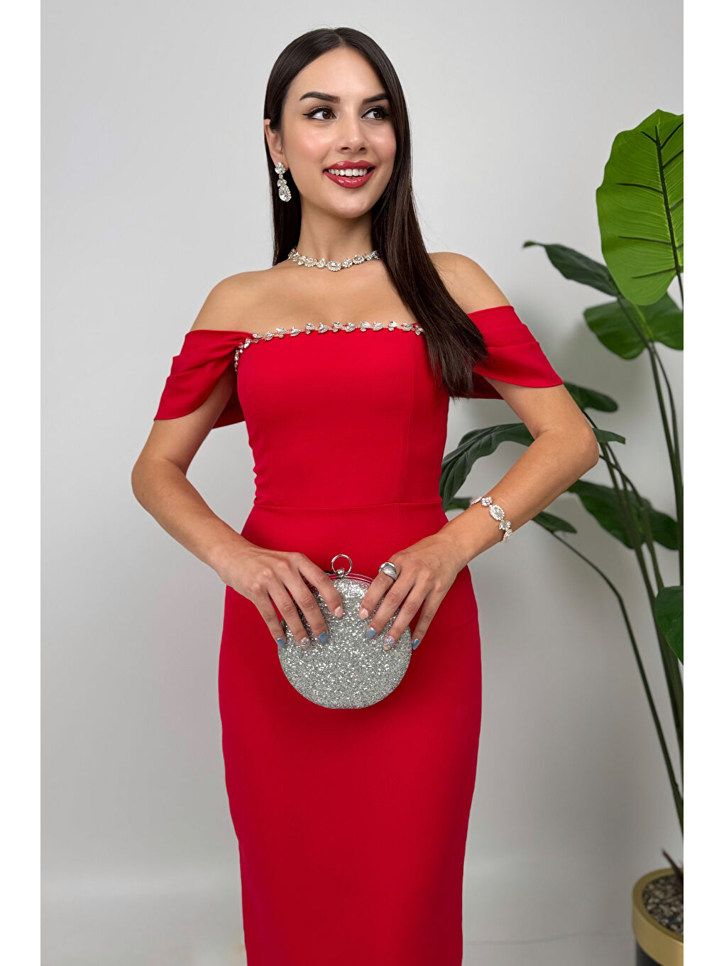Kadın Kırmızı Düşük Omuz Taş Detay Yırtmaçlı Maxi Kalem Elbise-3