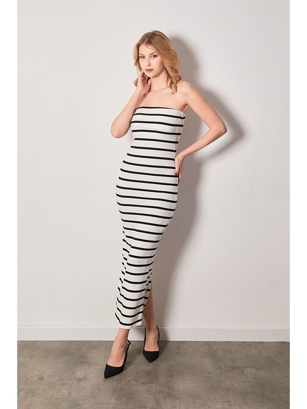 Beyaz Çizgili Yırtmaçlı Triko Straplez Elbise