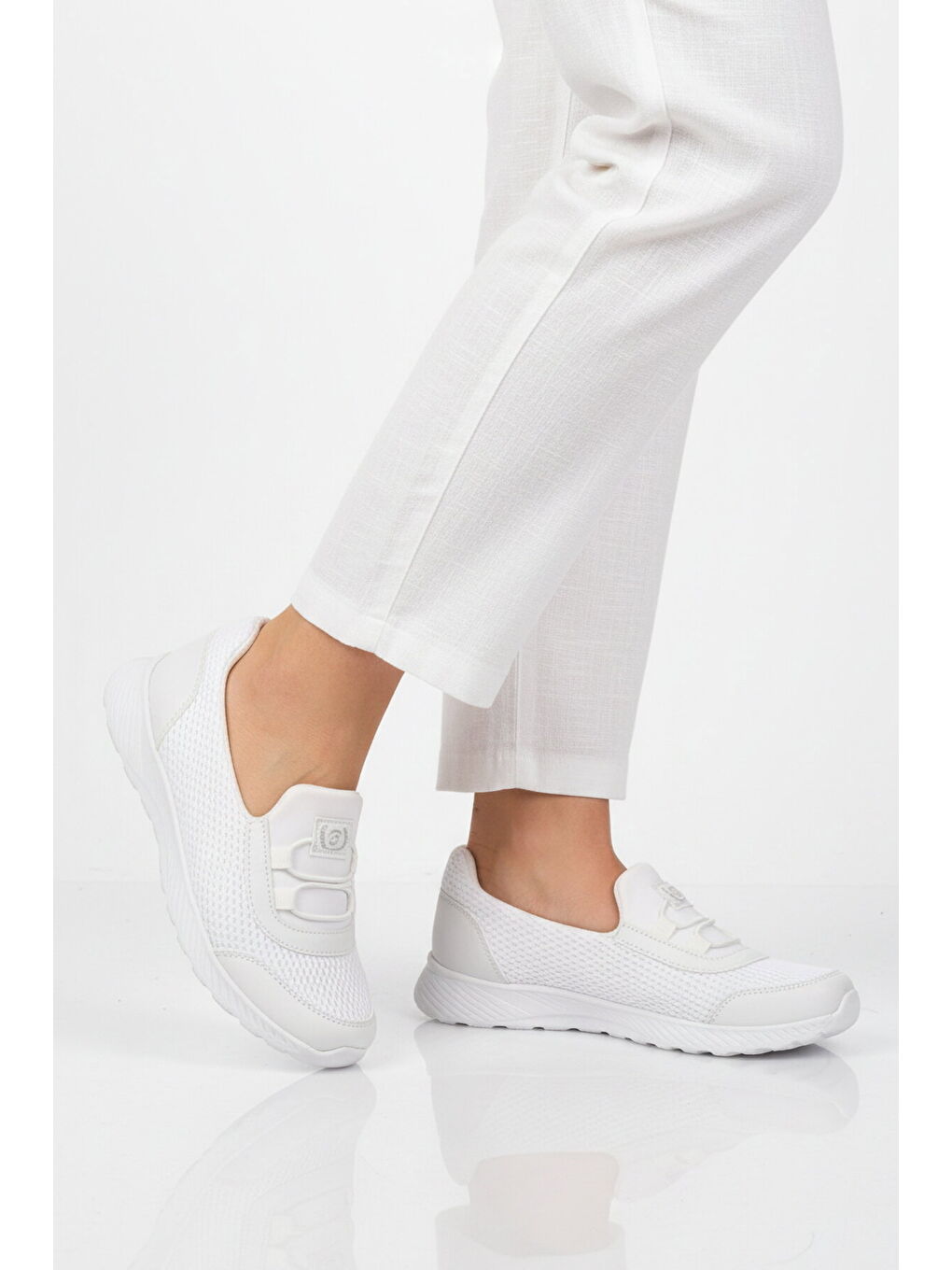 Beyaz Fileli Hafif Esnek Kolay Giyilebilir Kadın Casual Ayakkabı 575 G