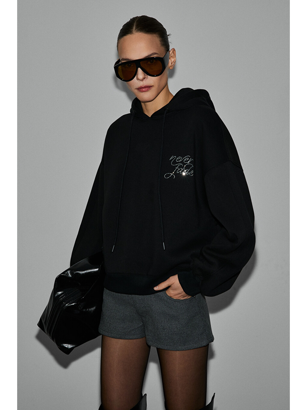 Asterelle Kadın Pamuklu İçi Polarlı Oversize Kapüşonlu Sırtcı Patch Detaylı Siyah Sweatshirt-2