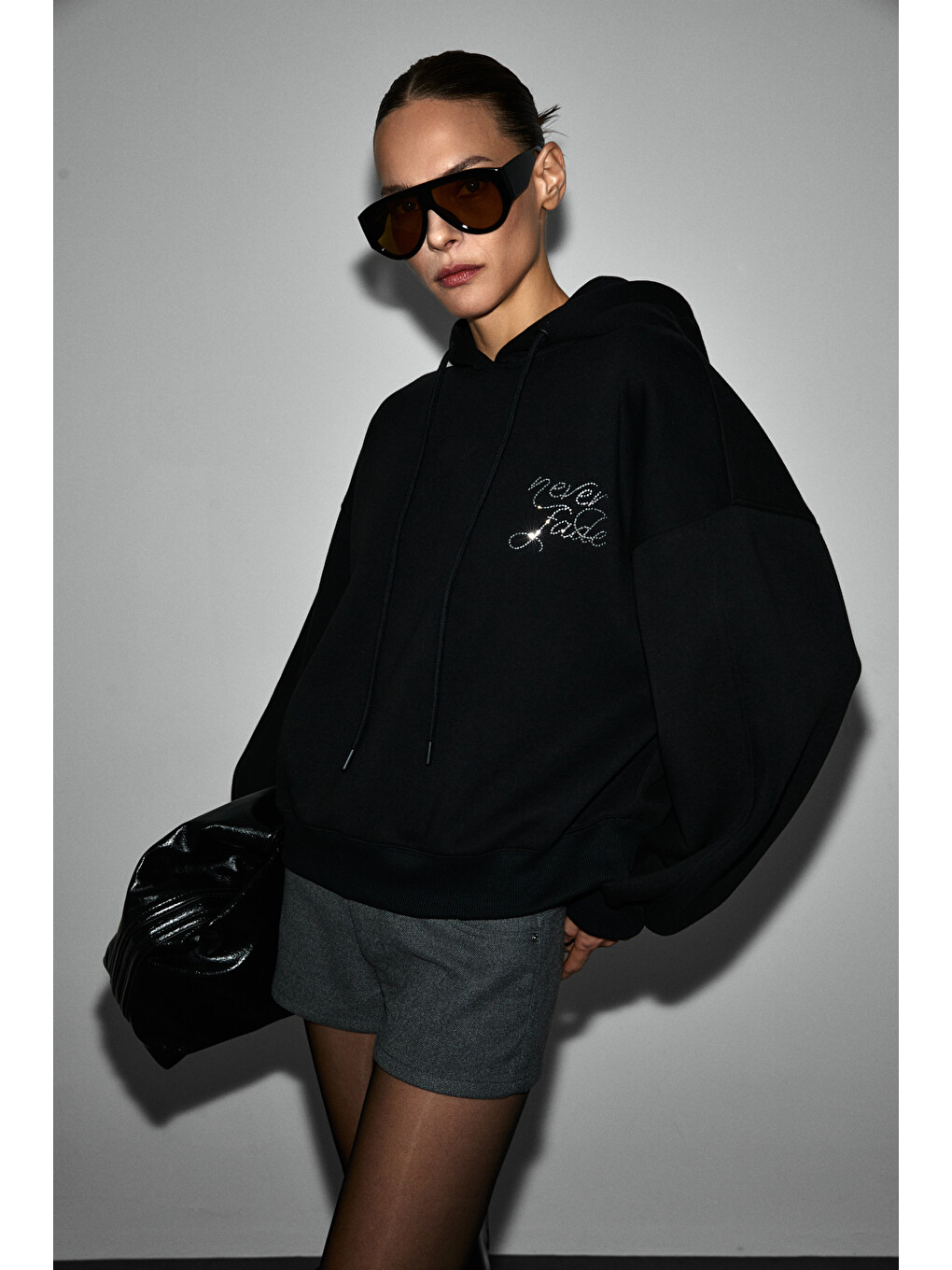 Asterelle Kadın Pamuklu İçi Polarlı Oversize Kapüşonlu Sırtcı Patch Detaylı Siyah Sweatshirt-3