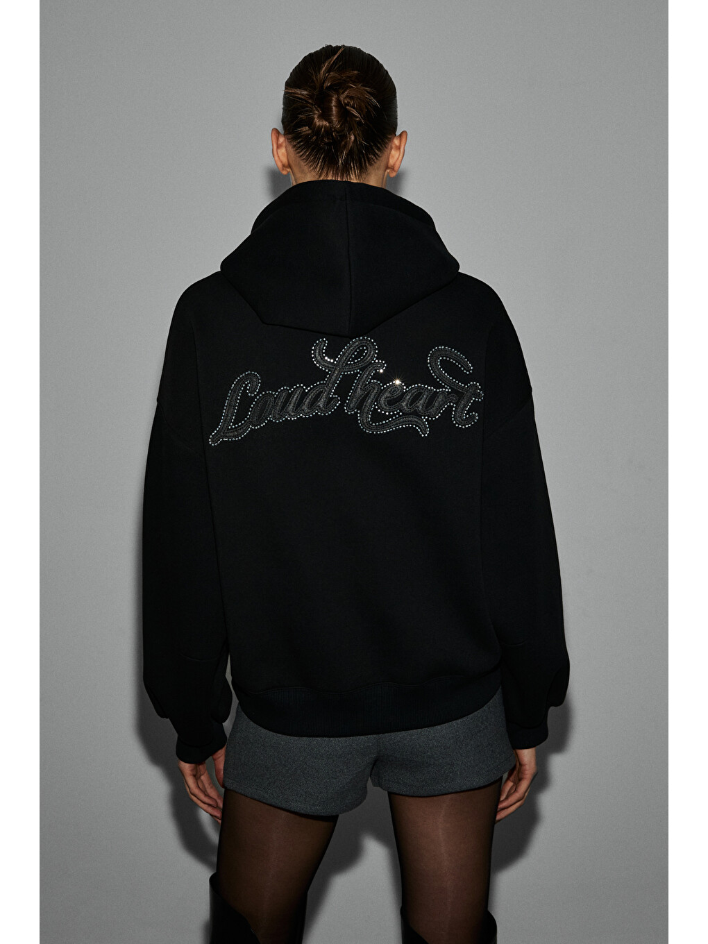 Asterelle Kadın Pamuklu İçi Polarlı Oversize Kapüşonlu Sırtcı Patch Detaylı Siyah Sweatshirt-4