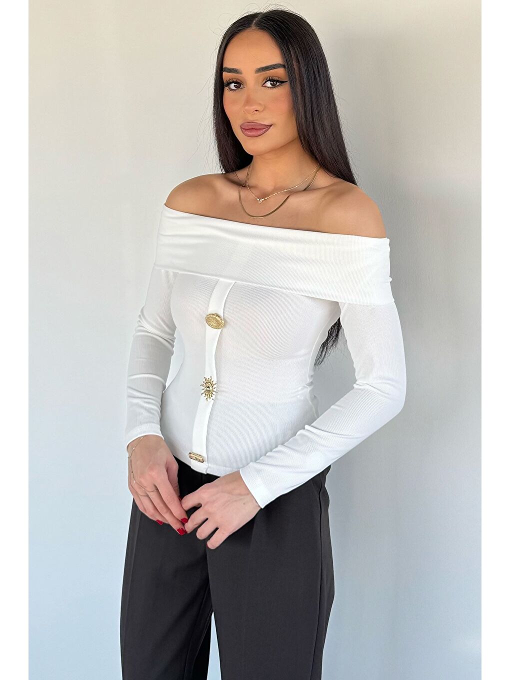 Beyaz Kadın Madonna Yaka Gold Detaylı Bluz-1