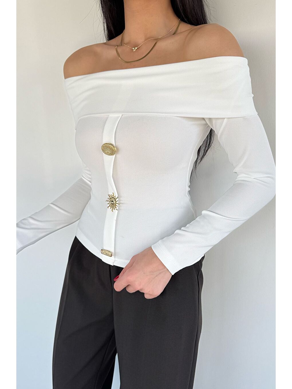 Beyaz Kadın Madonna Yaka Gold Detaylı Bluz-2