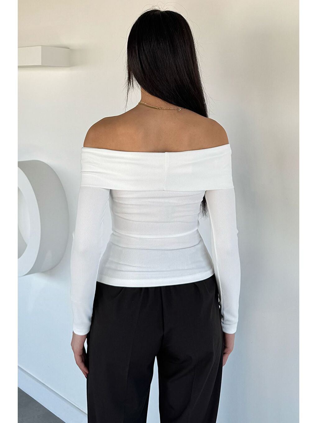 Beyaz Kadın Madonna Yaka Gold Detaylı Bluz-3