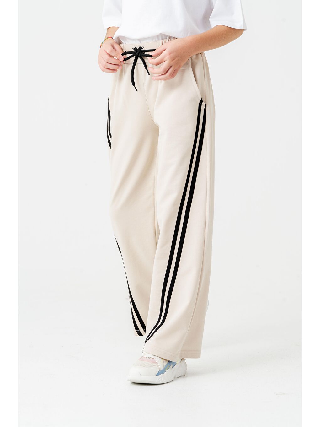 Bej Geniş Paçalı Balık Sırtı Yanları Şeritli Kız Çocuk Eşofman Altı-4