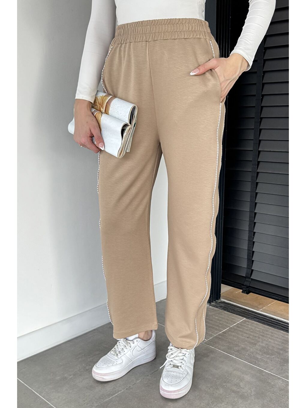 Bej Kadın Bel Lastikli Yan Şerit Detaylı Pantolon-1