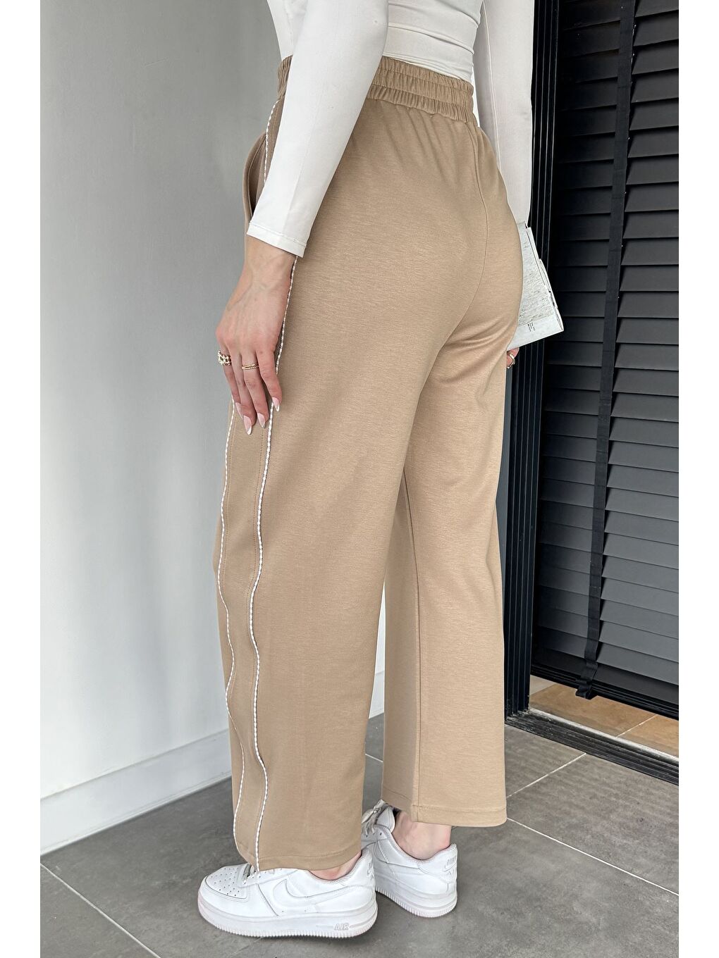 Bej Kadın Bel Lastikli Yan Şerit Detaylı Pantolon-2