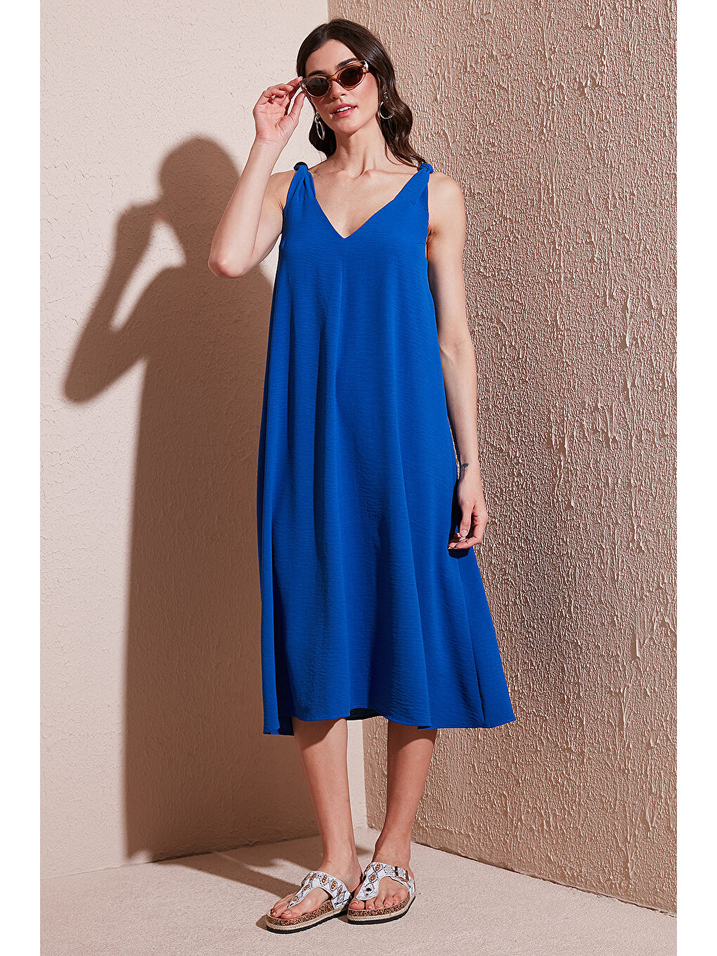 Mavi Oversize Fit V Yaka Midi Boy Basic Kadın Elbise 6788688-1