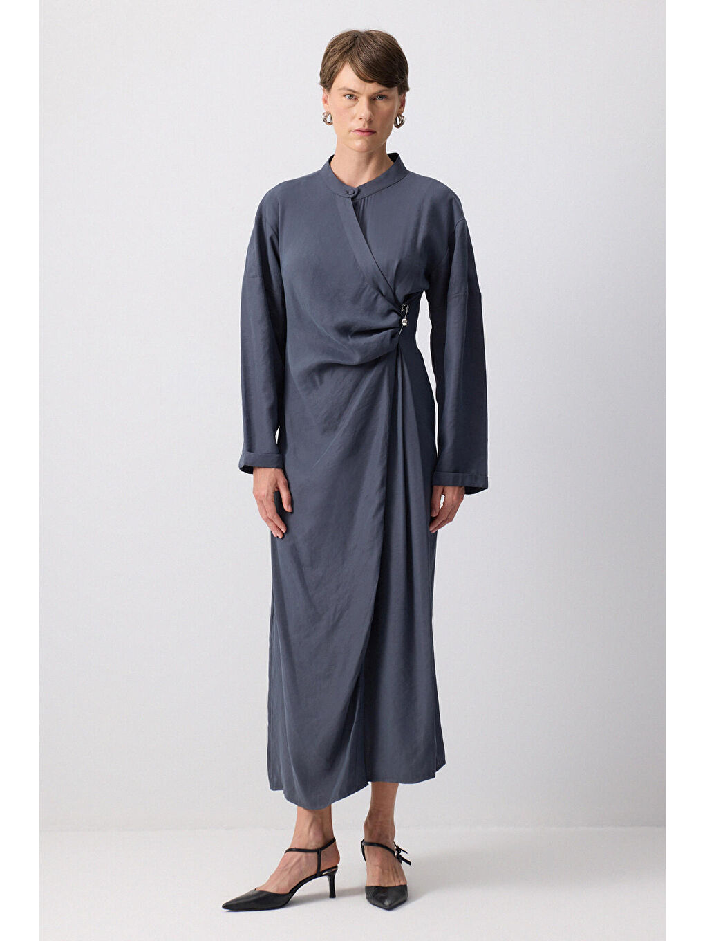 Gri Broş Detaylı Gömlek Elbise