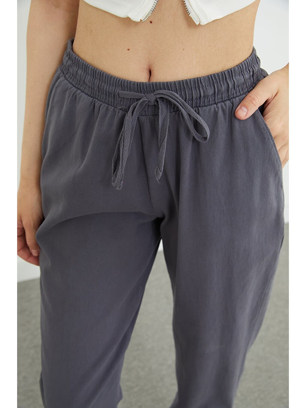 Antrasit Beli Bağlamalı Cepli Gabardin Pantolon-4