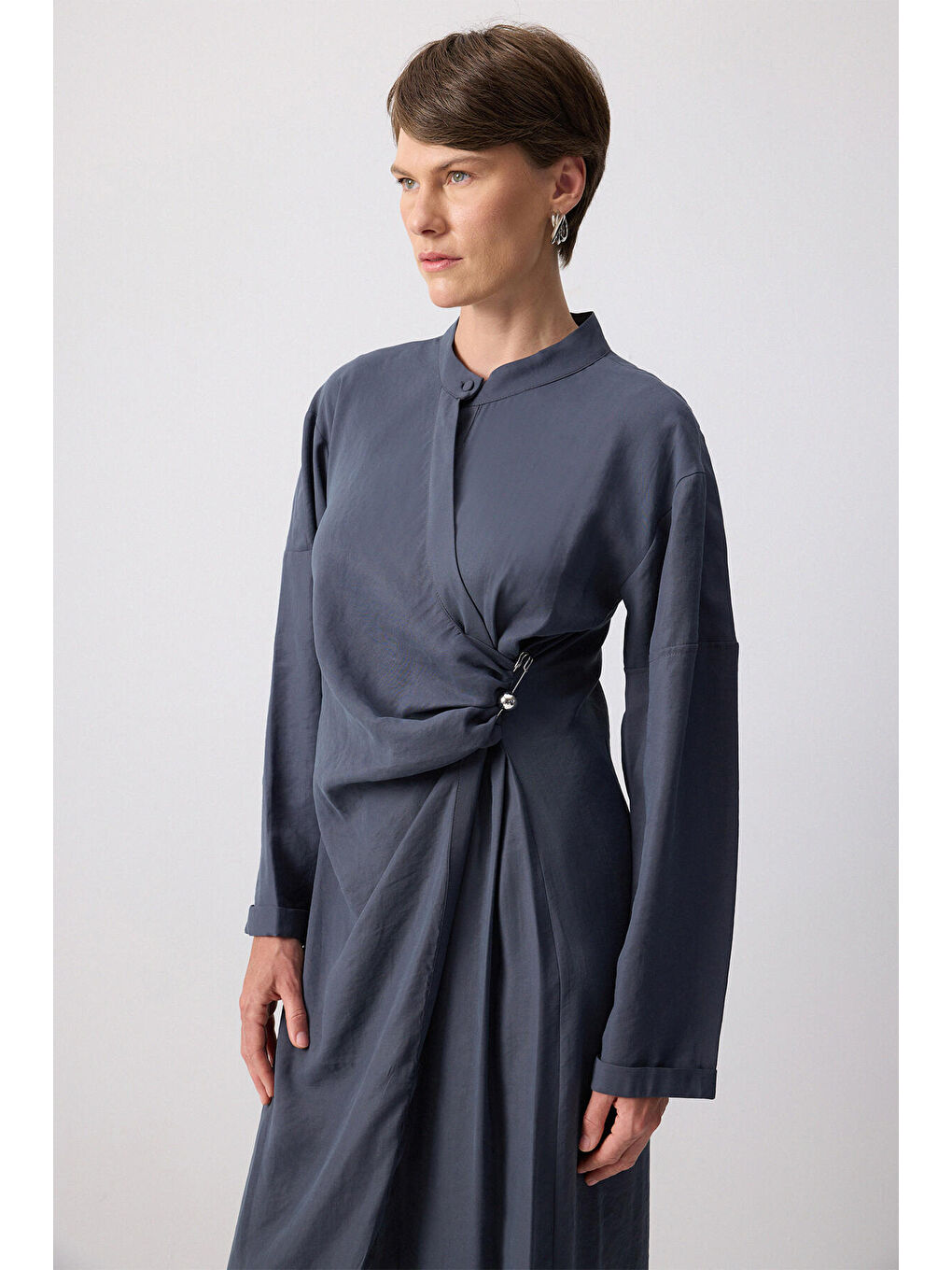 Gri Broş Detaylı Gömlek Elbise-1