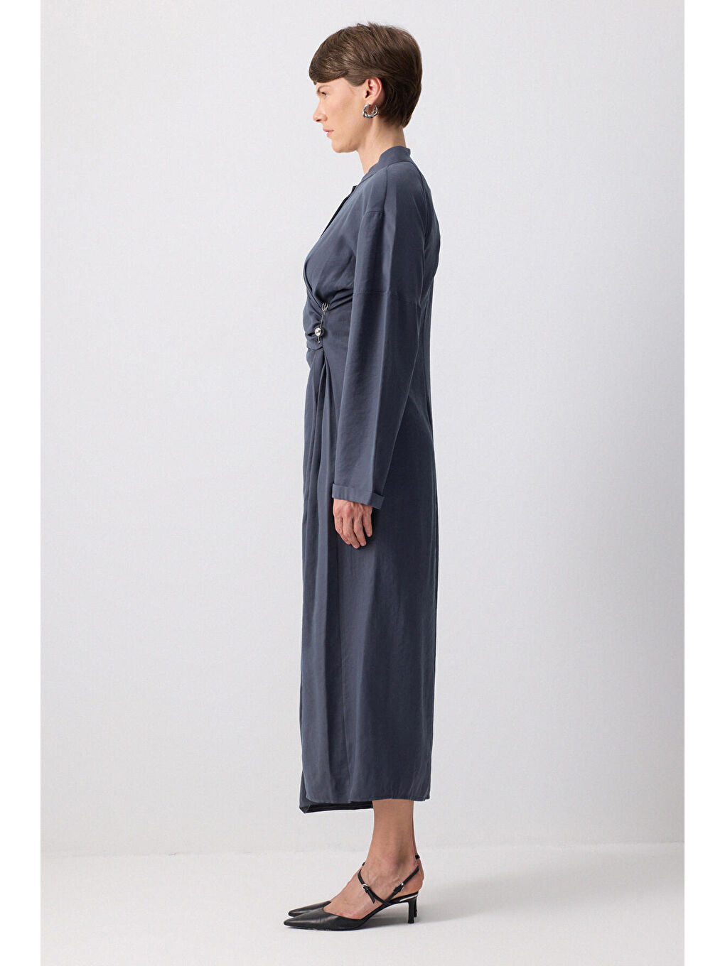 Gri Broş Detaylı Gömlek Elbise-2