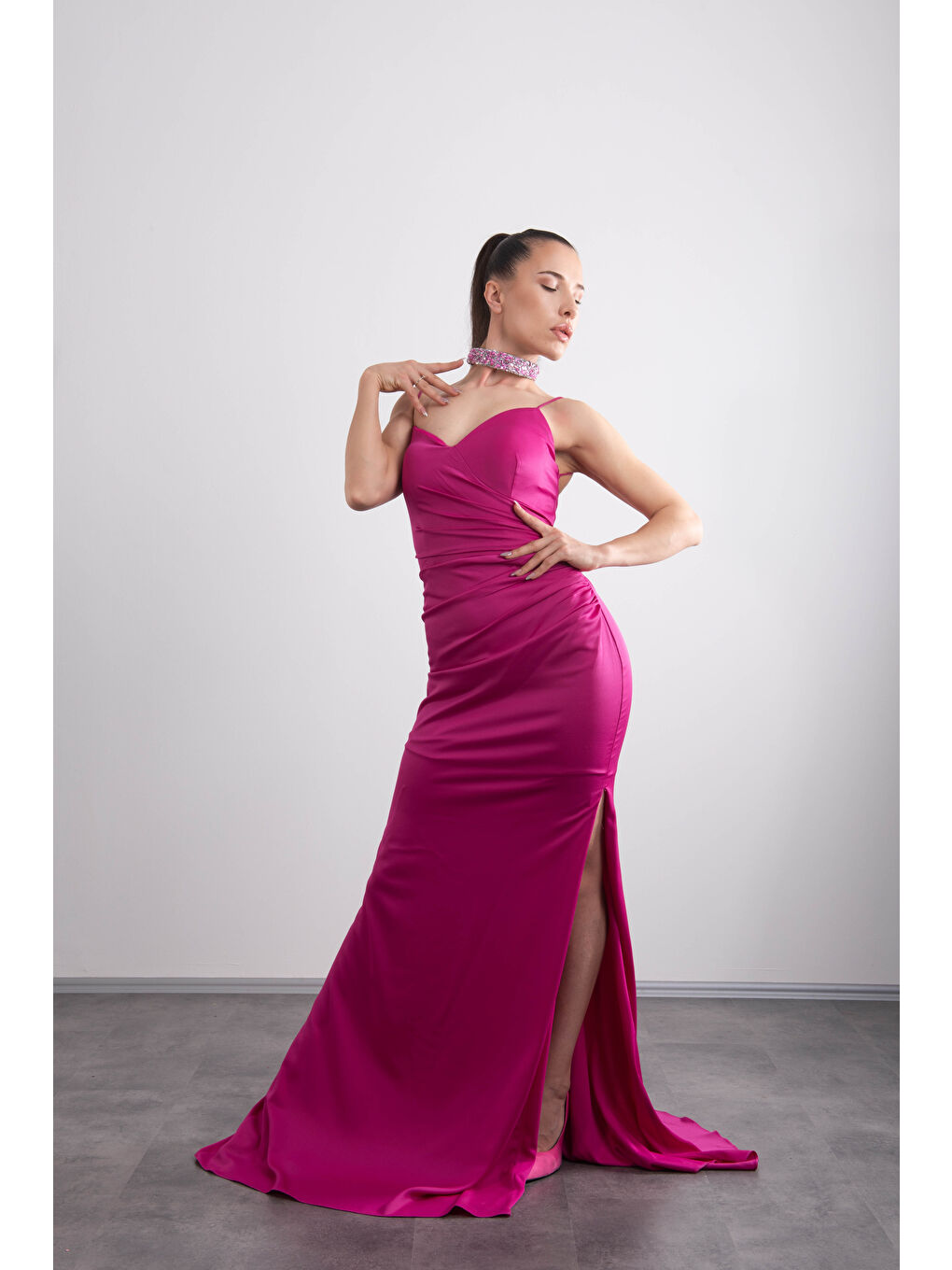 Fuşya Arkası Çarpraz İpli Sırt Dekolteli Yandan Büzgülü Kuyruklu Abiye Elbise - 26364-1