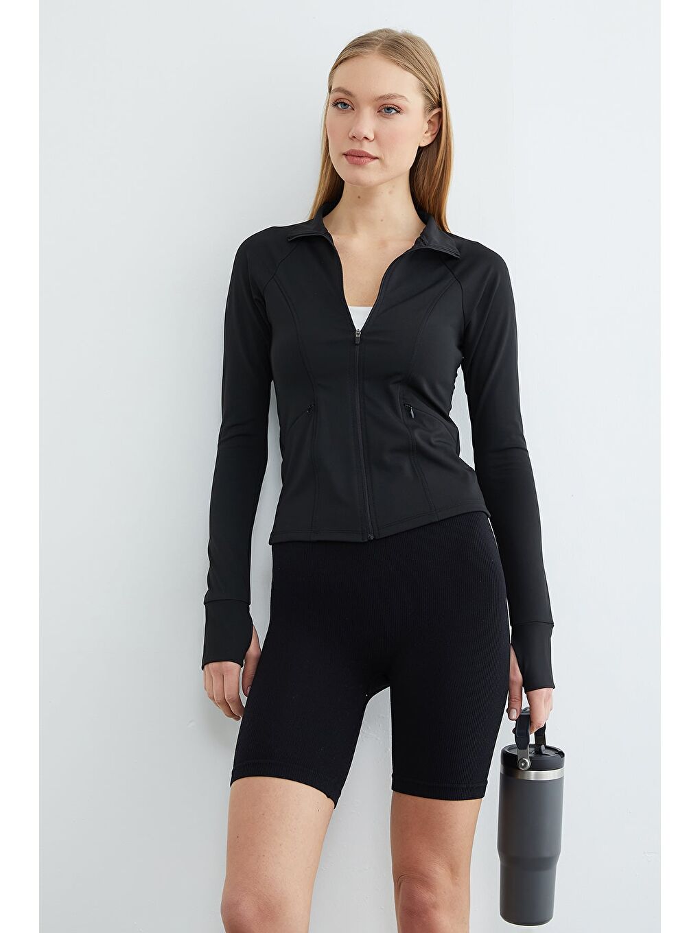 Siyah Fermuarlı Parmak Geçirmeli Slim Fit Spor Ceket