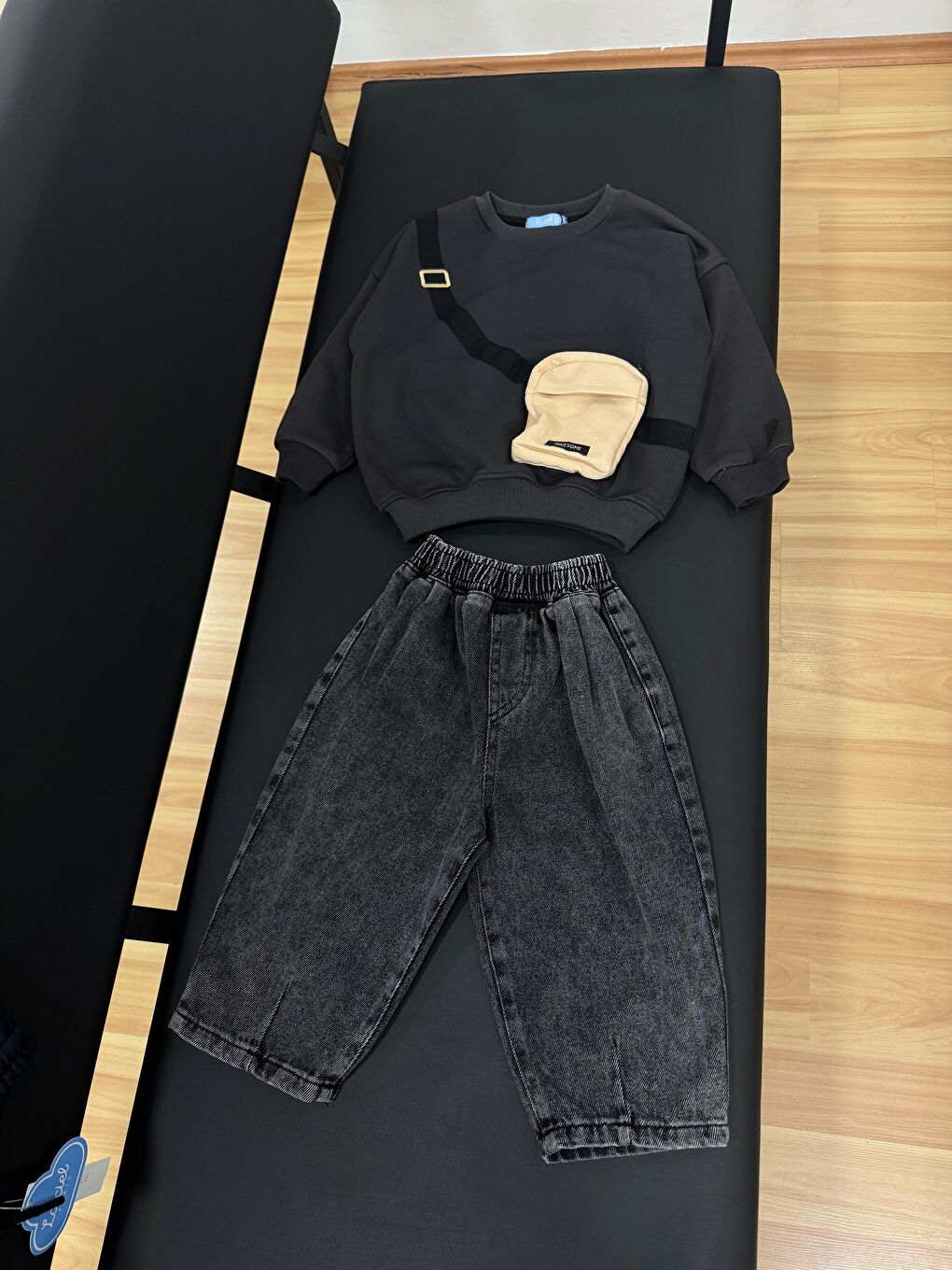 Karışık Erkek Çocuk Pamuklu Siyah Çantalı Sweatshirt Ve Geniş Paça Pantolon Takım – Günlük Rahat Stil-1