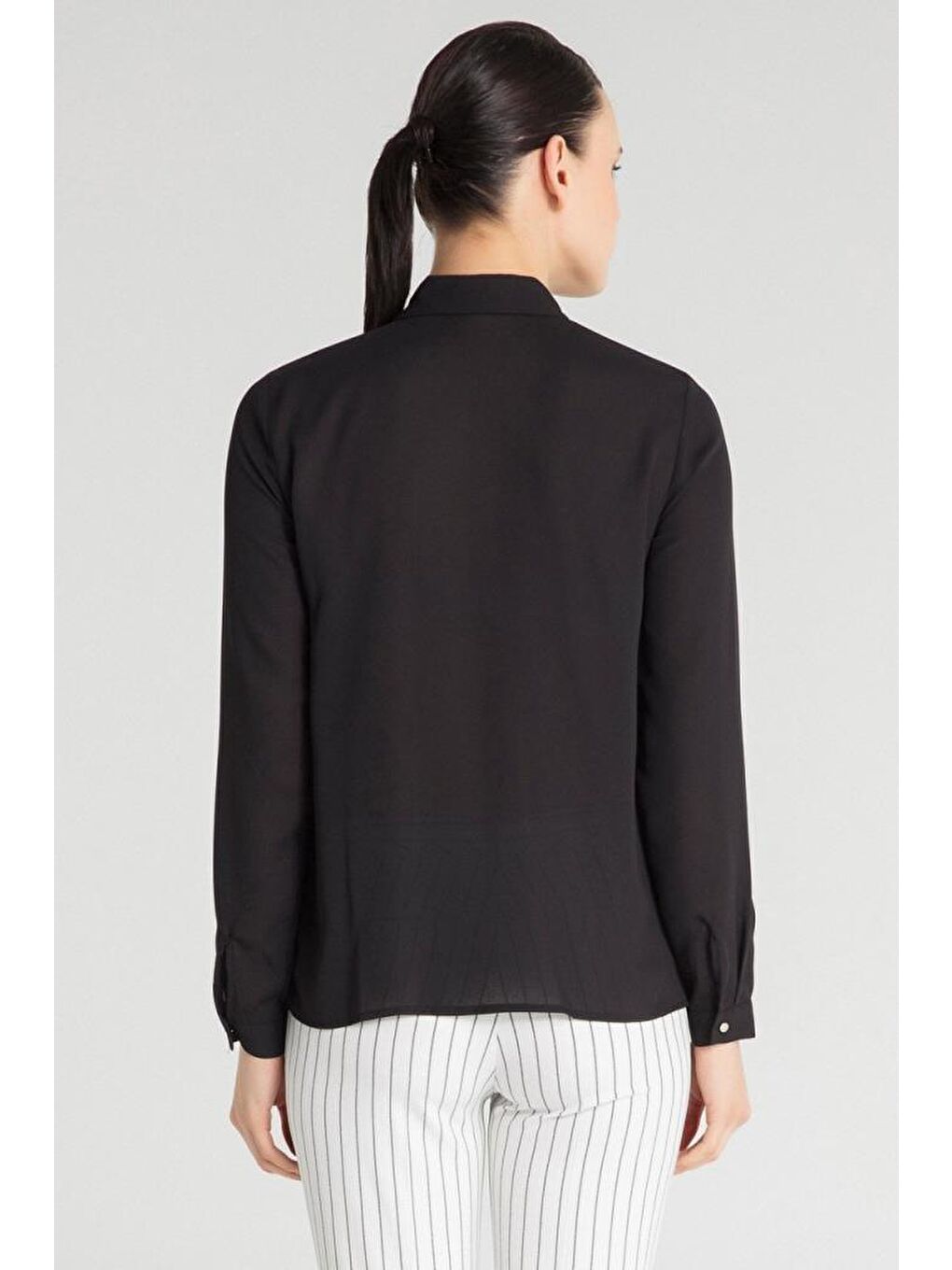 Siyah Yakası Boncuk Özellikli Gömlek-2