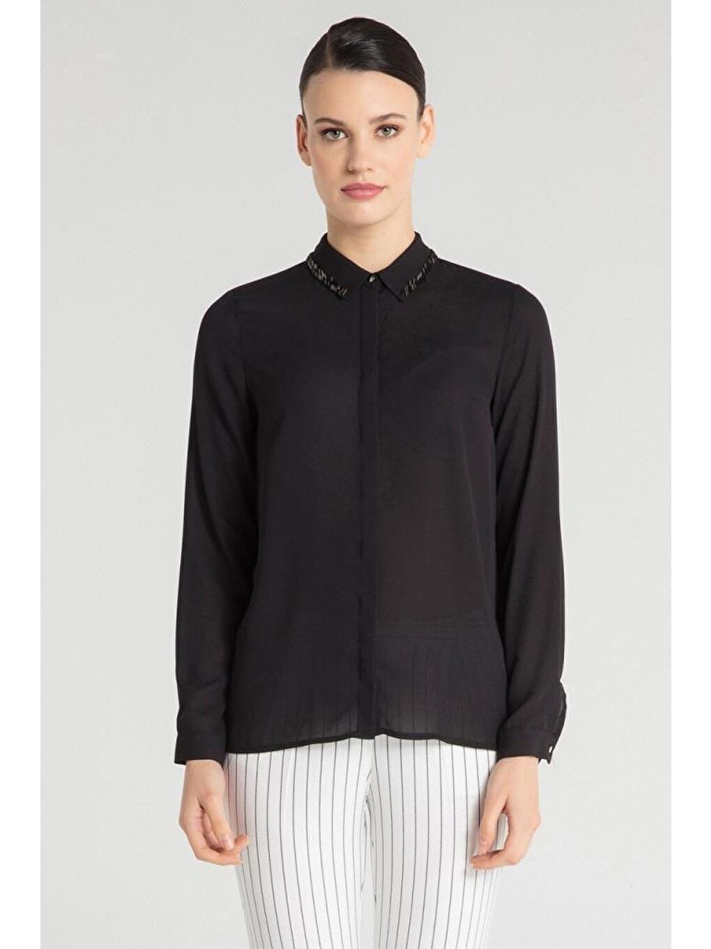 Siyah Yakası Boncuk Özellikli Gömlek-3