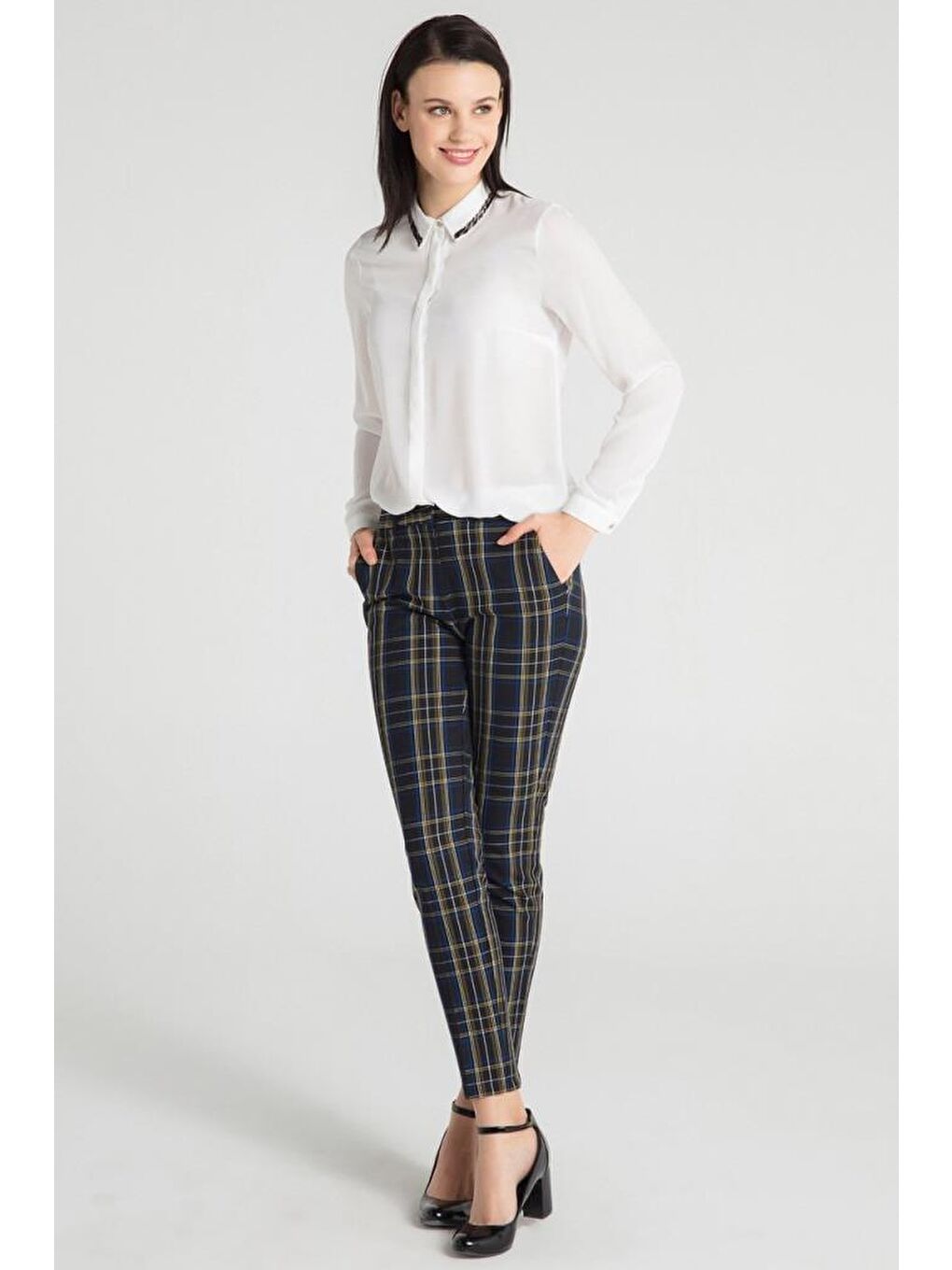 Beyaz Yakası Boncuk Özellikli Gömlek-1