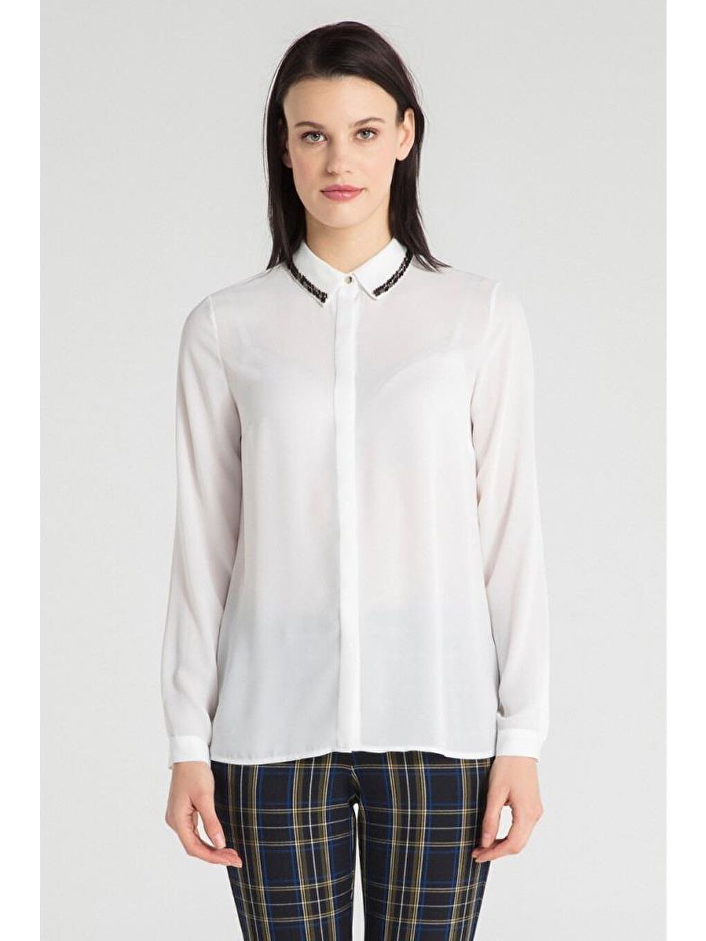 Beyaz Yakası Boncuk Özellikli Gömlek-2