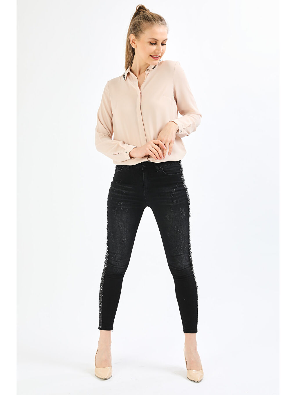 Bej Yakası Boncuk Özellikli Gömlek-1