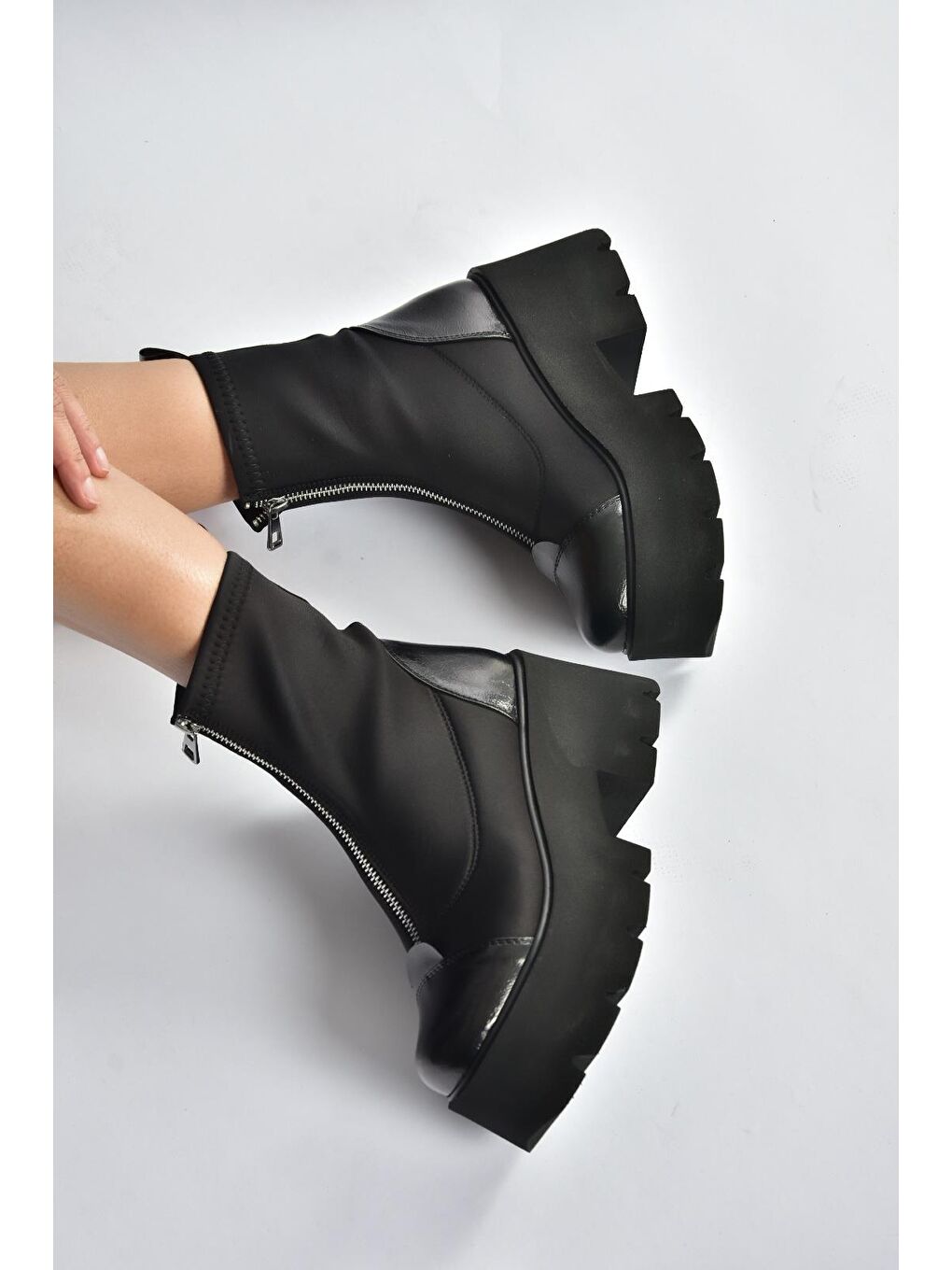 Siyah Kadın Bot V820008604-3