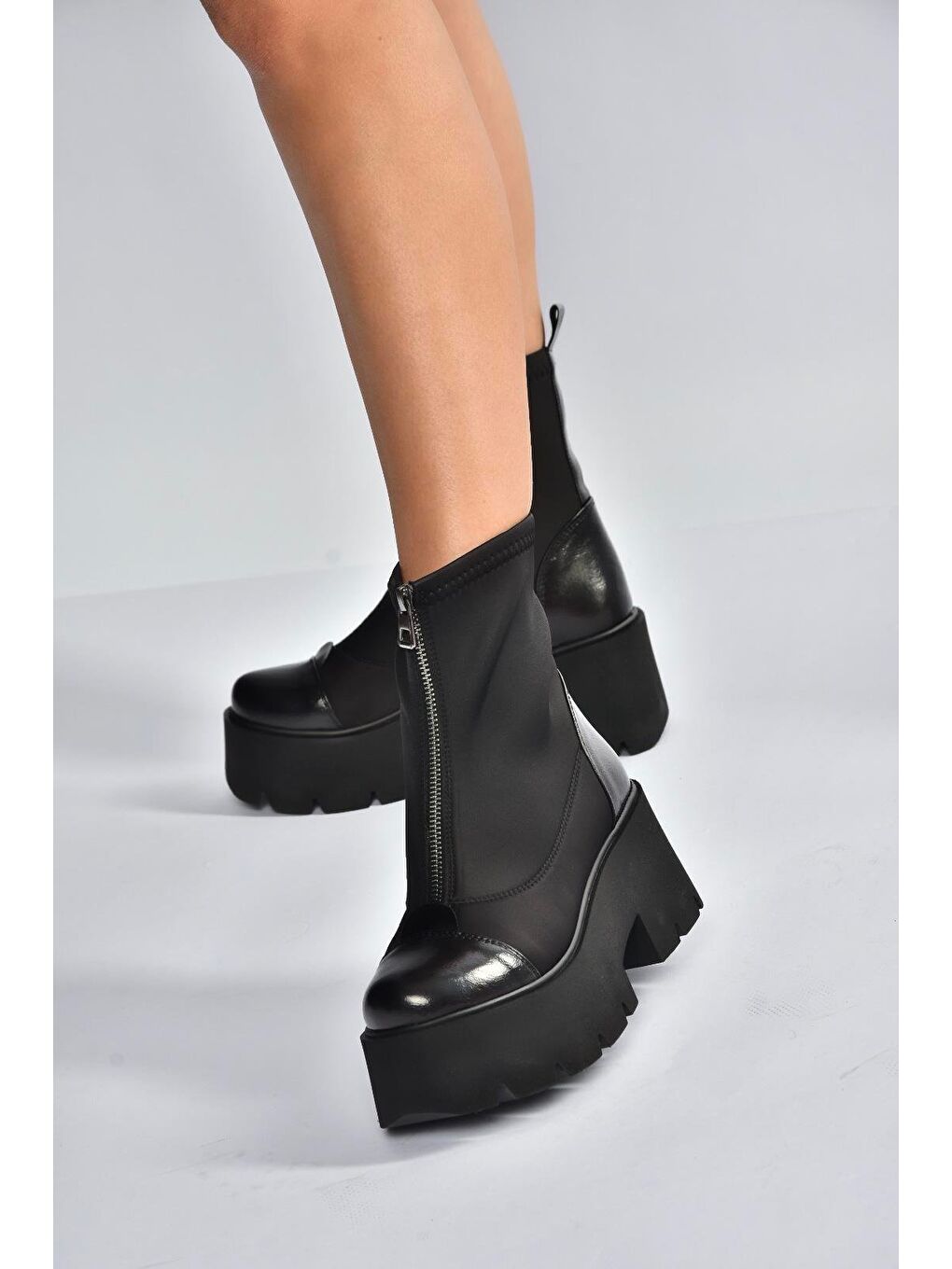 Siyah Kadın Bot V820008604-4