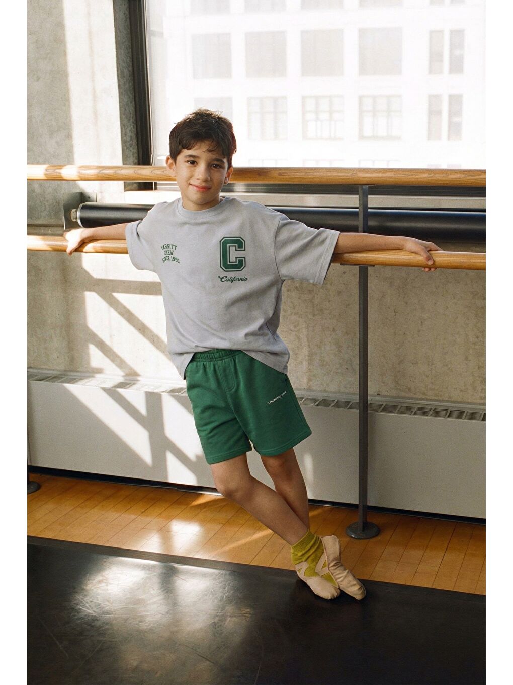 Karışık Erkek Çocuk Pamuklu Gri Baskılı T-Shirt Ve Yeşil Şort Takım - Kolej Temalı-1