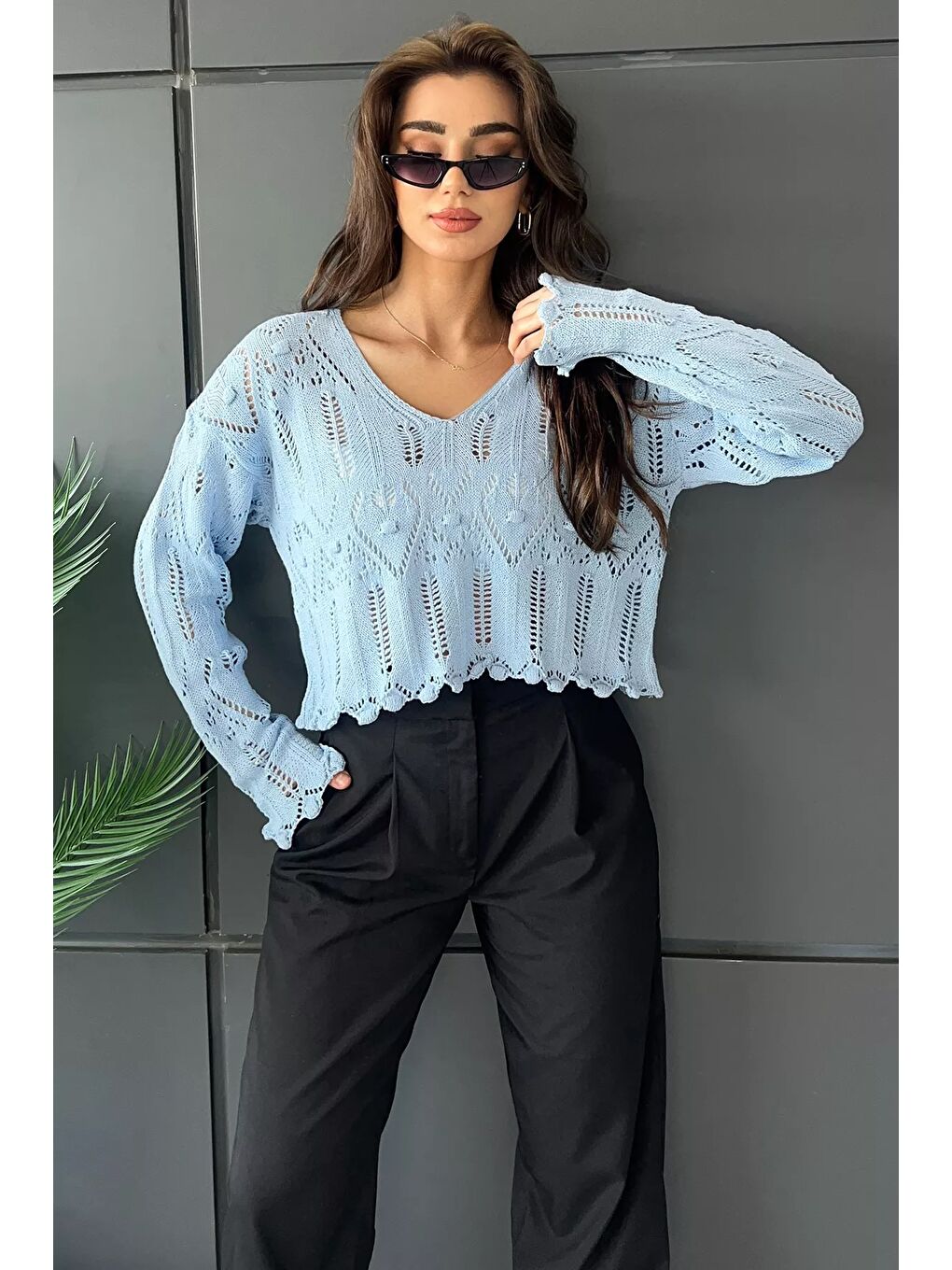 GÜLSELİ Mavi V Yaka Ajurlu Kadın Crop Top Bluz