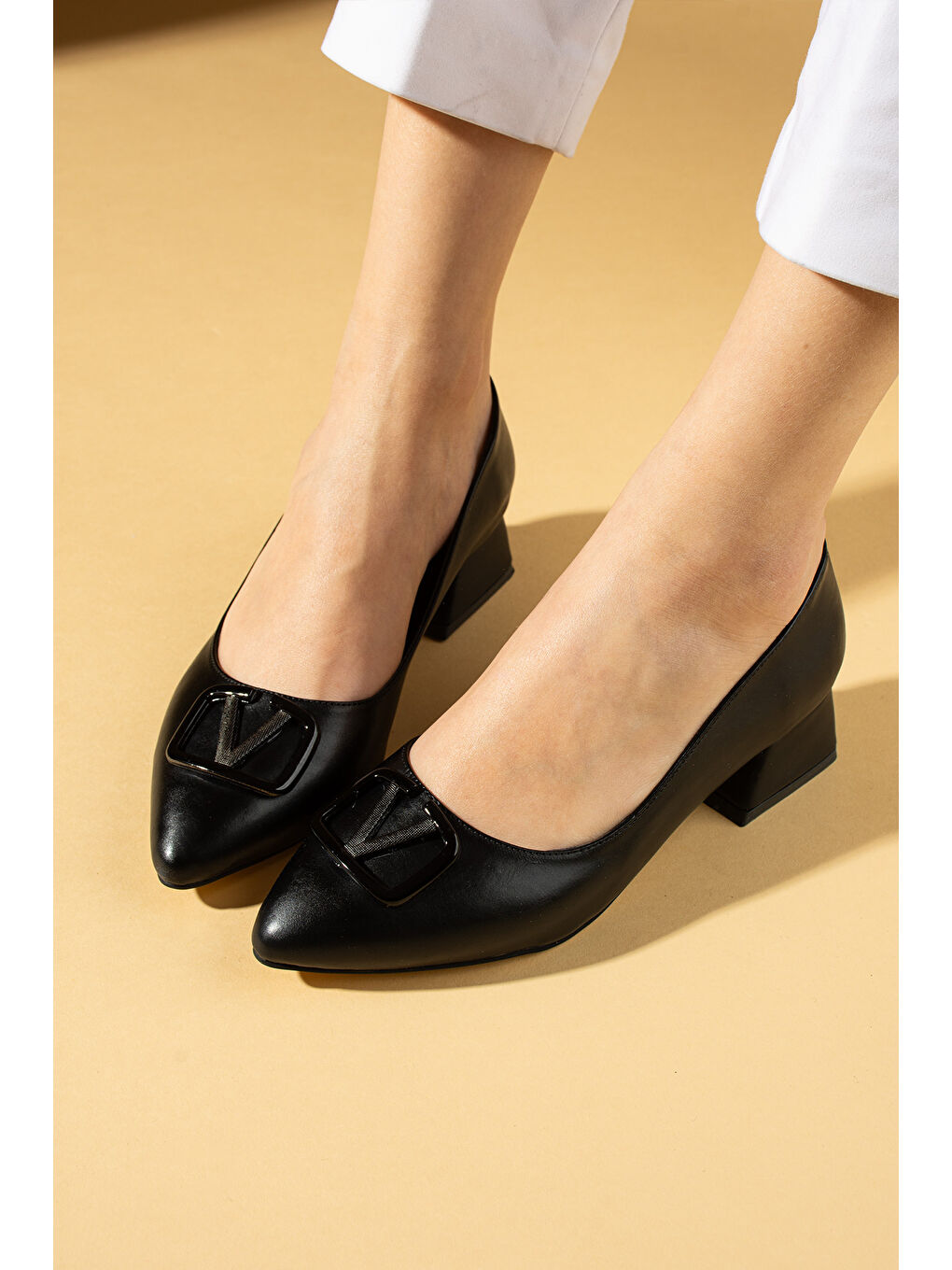 Siyah V Tokalı Alçak Kalın Topuklu Sivri Burun Kadın Ayakkabı 018-184-25