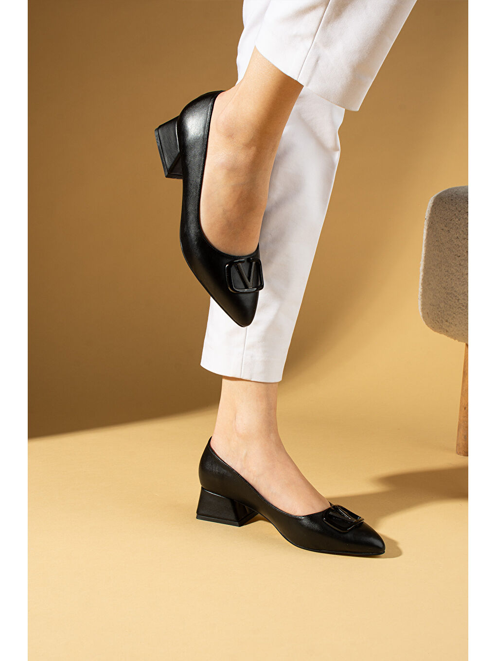 Siyah V Tokalı Alçak Kalın Topuklu Sivri Burun Kadın Ayakkabı 018-184-25-1