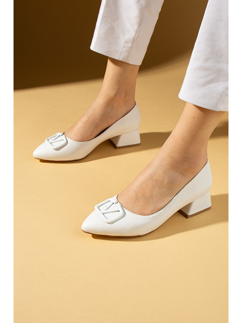 Beyaz V Tokalı Alçak Kalın Topuklu Sivri Burun Kadın Ayakkabı 018-184-25