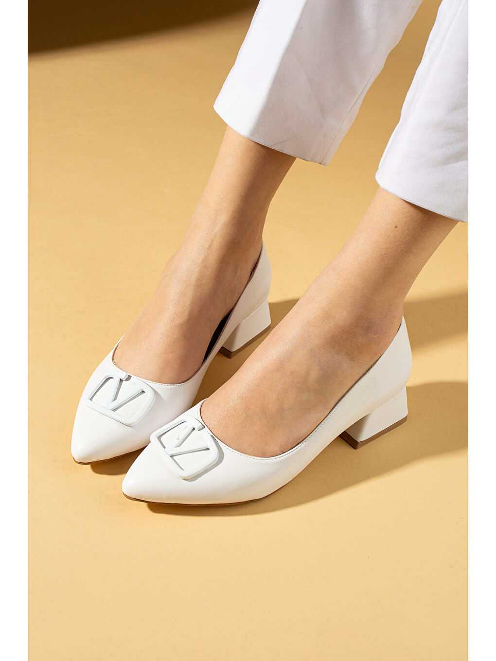 Beyaz V Tokalı Alçak Kalın Topuklu Sivri Burun Kadın Ayakkabı 018-184-25-1