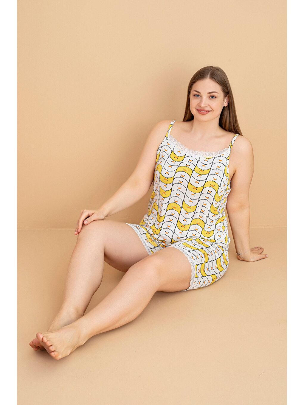 Beyaz Büyük Beden Puantiye Desenli İp Askılı Şortlu Pijama Takımı-1