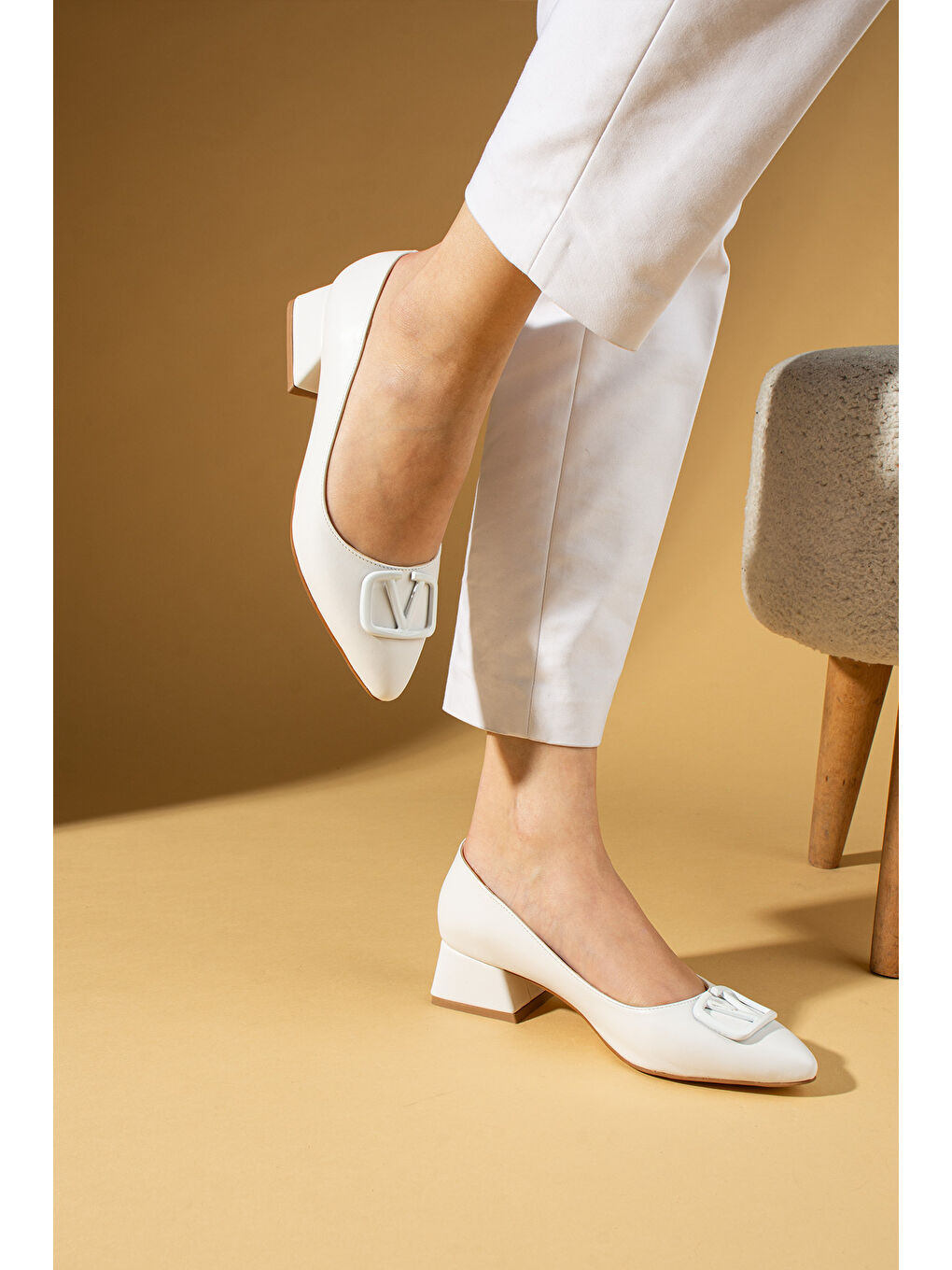 Beyaz V Tokalı Alçak Kalın Topuklu Sivri Burun Kadın Ayakkabı 018-184-25-2