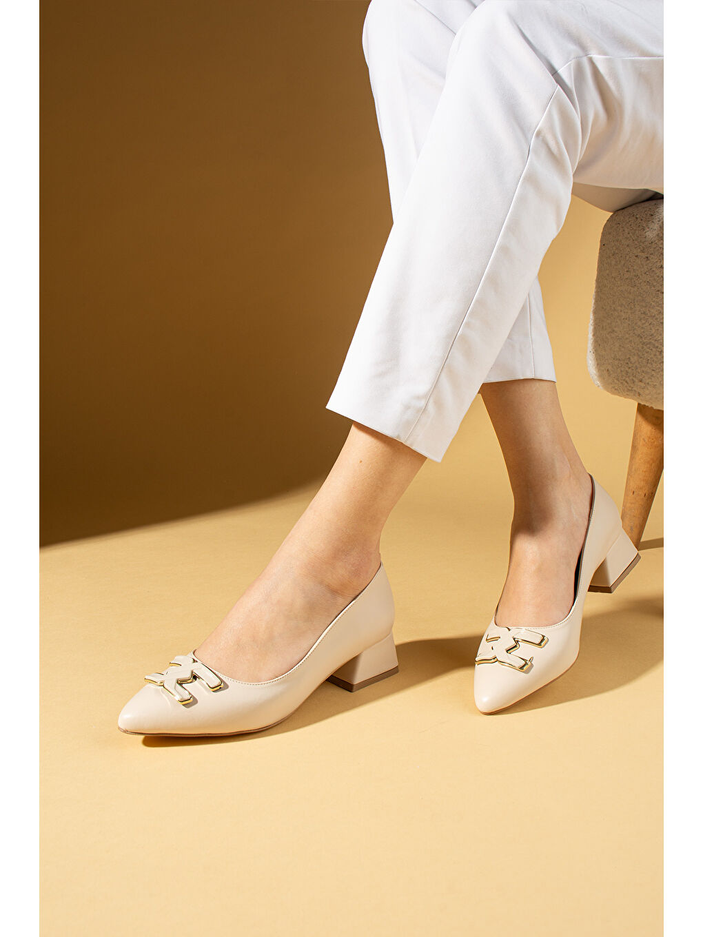 Bej Tokalı Kalın Kısa Topuklu Sivri Burun Kadın Ayakkabı 018-185-25-1