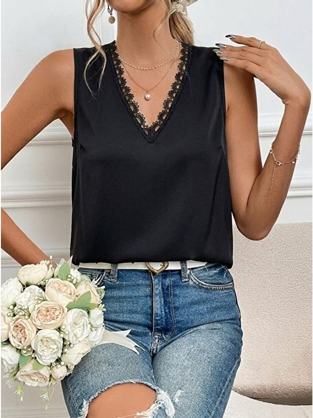 Siyah Kadı Askılı V Dantel Yakalı Sırttan Bağcıklı Sandy Bluz