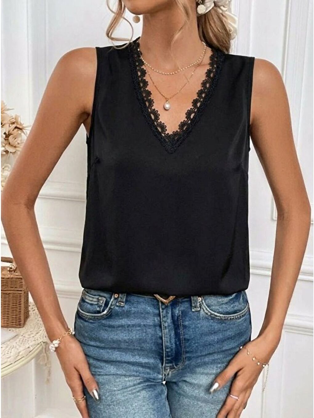 Siyah Kadı Askılı V Dantel Yakalı Sırttan Bağcıklı Sandy Bluz-2