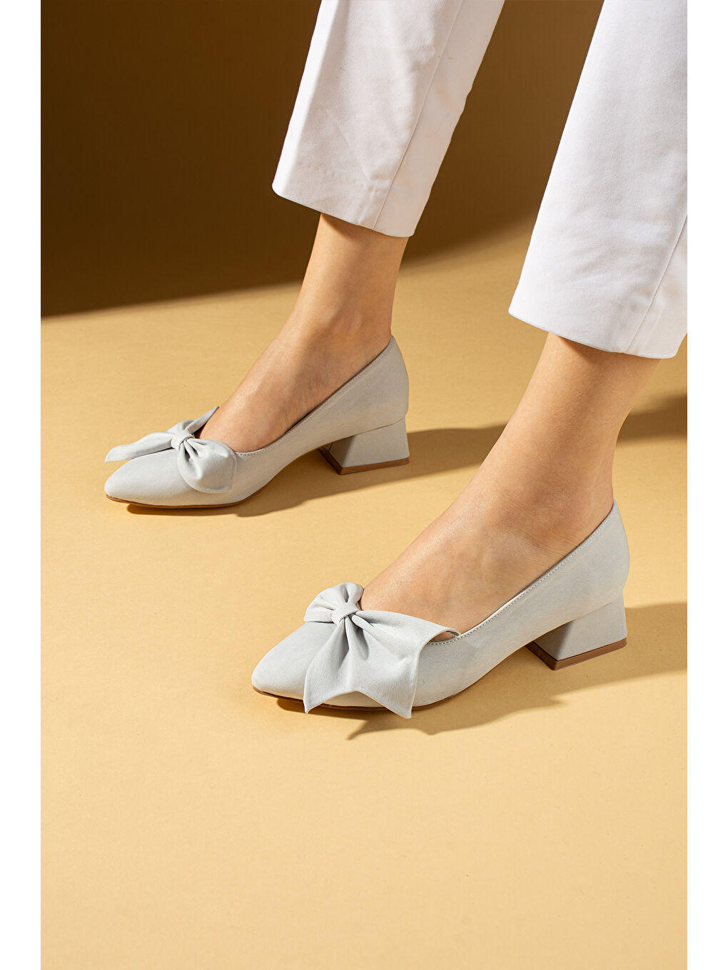 Gri Fiyonklu Kalın Kısa Topuklu Sivri Burun Kadın Ayakkabı 018-638-25Saten