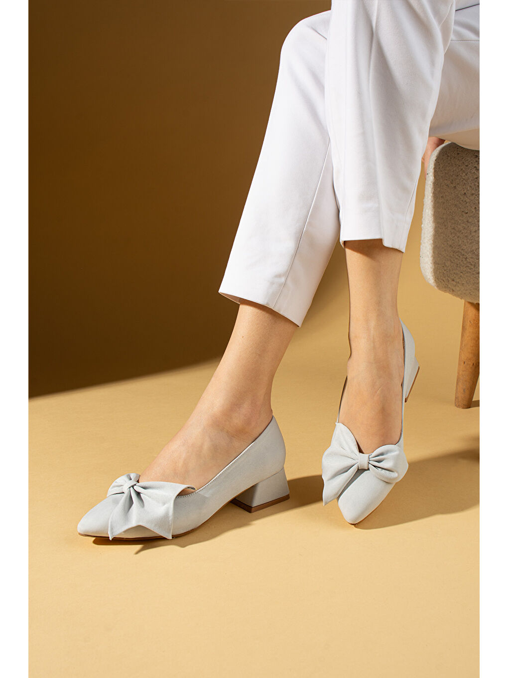 Gri Fiyonklu Kalın Kısa Topuklu Sivri Burun Kadın Ayakkabı 018-638-25Saten-1