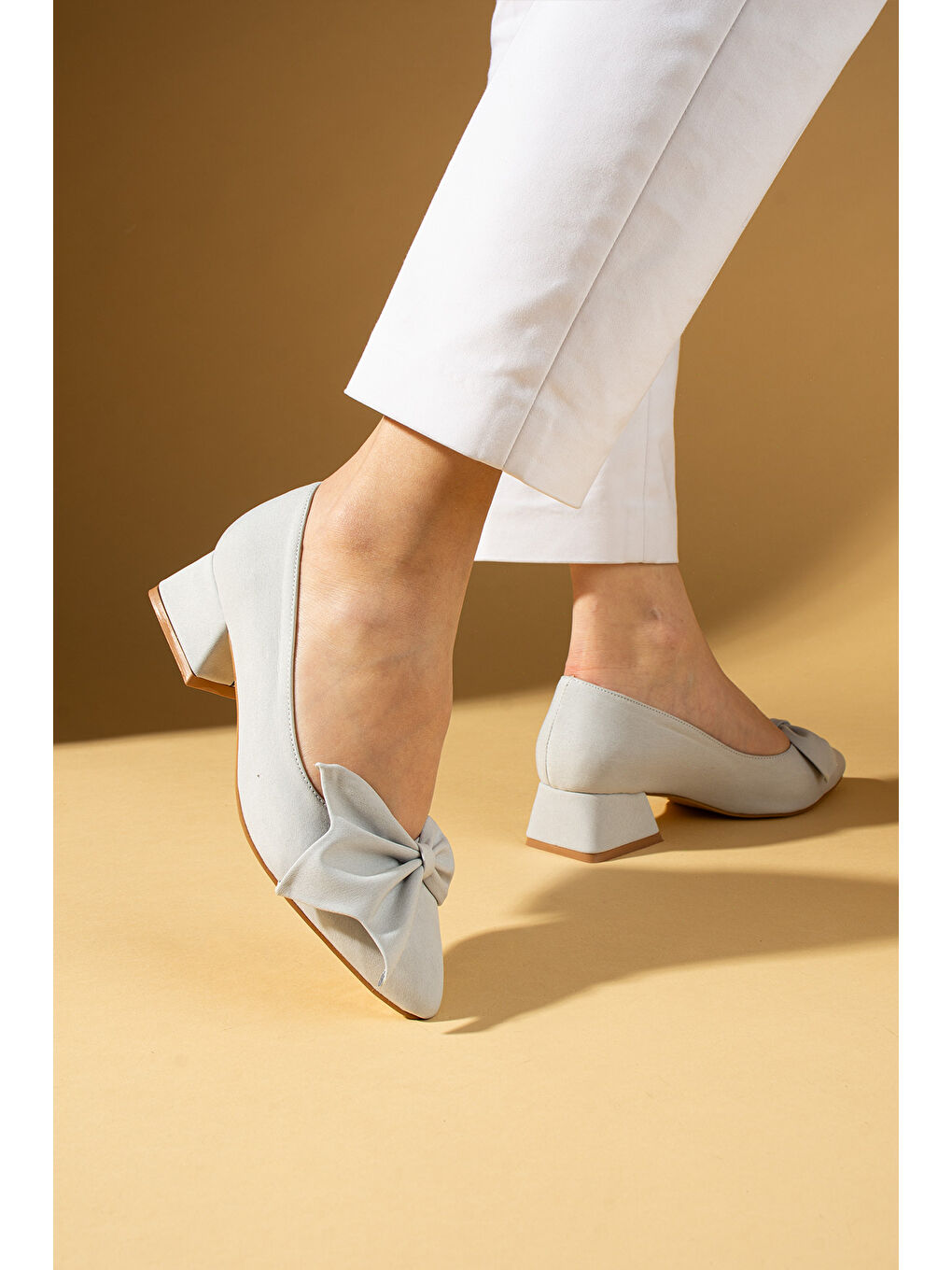 Gri Fiyonklu Kalın Kısa Topuklu Sivri Burun Kadın Ayakkabı 018-638-25Saten-2