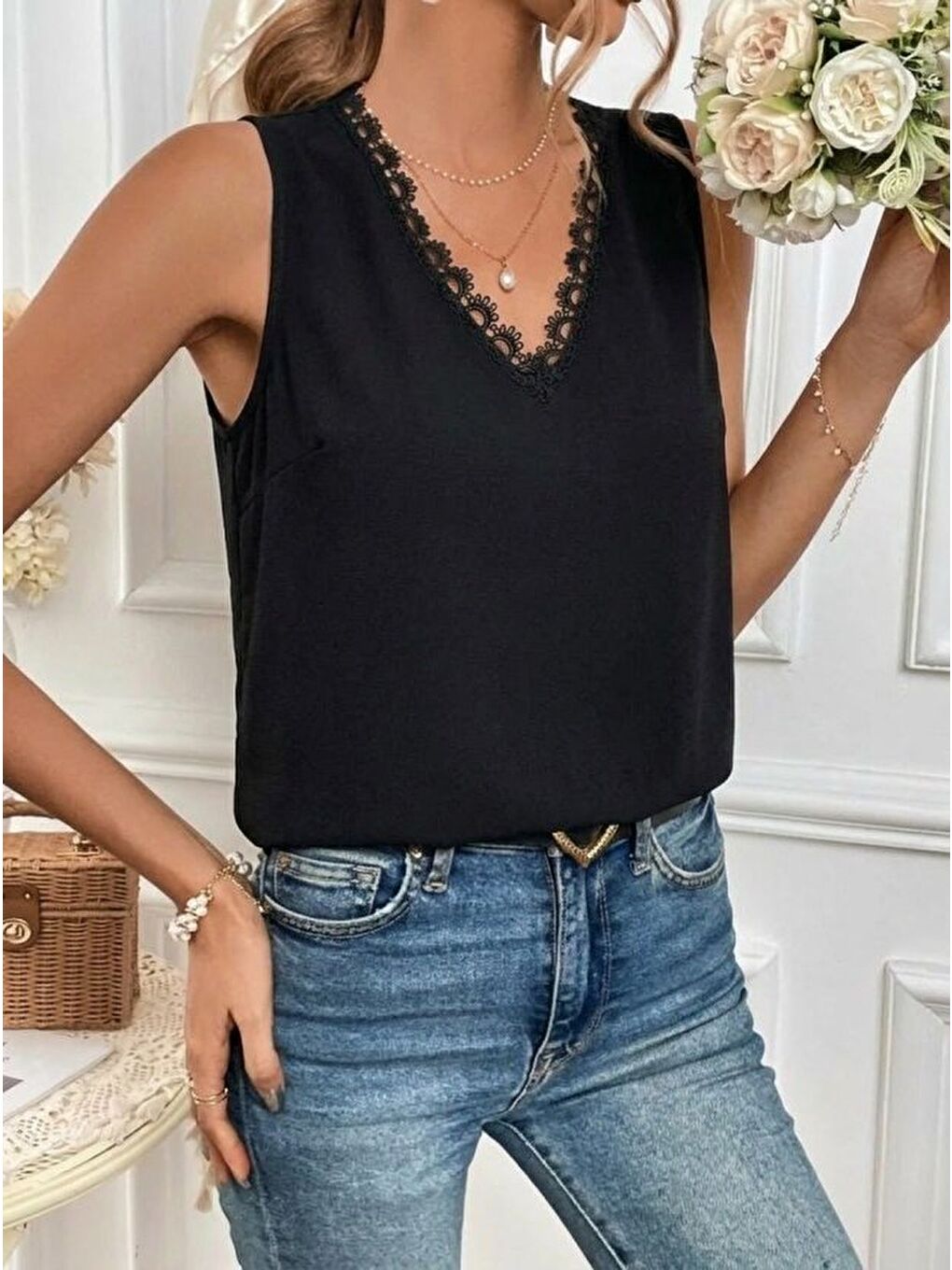 Siyah Kadı Askılı V Dantel Yakalı Sırttan Bağcıklı Sandy Bluz-3